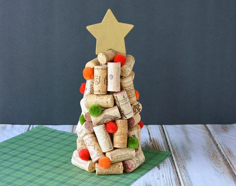 12 Cute DIY Wine Cork Christmas Crafts - Shelterness